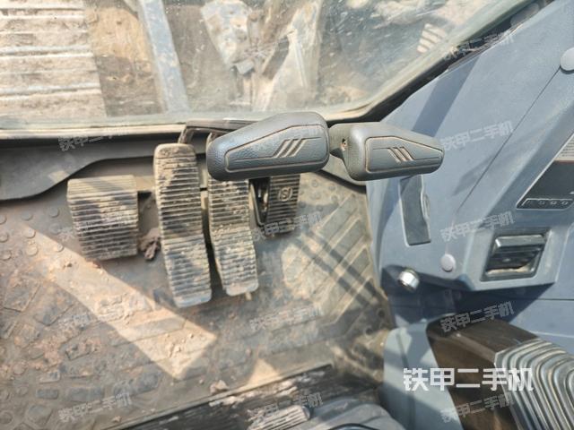 行走控制手柄和踏板?俯拍(駕駛室部分) 行走控制手柄和踏板?俯拍(駕駛室部分)