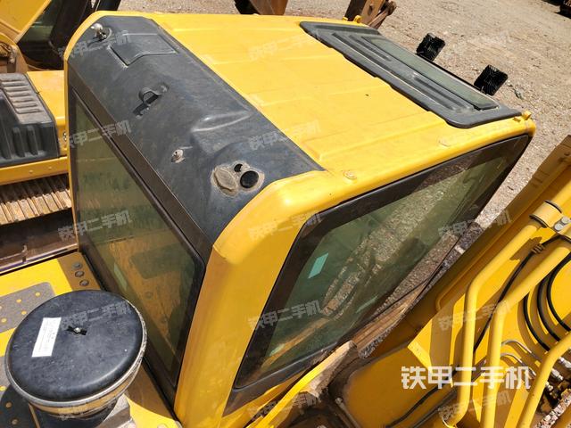 駕駛室頂部(整機(jī)外觀) 駕駛室頂部(整機(jī)外觀)