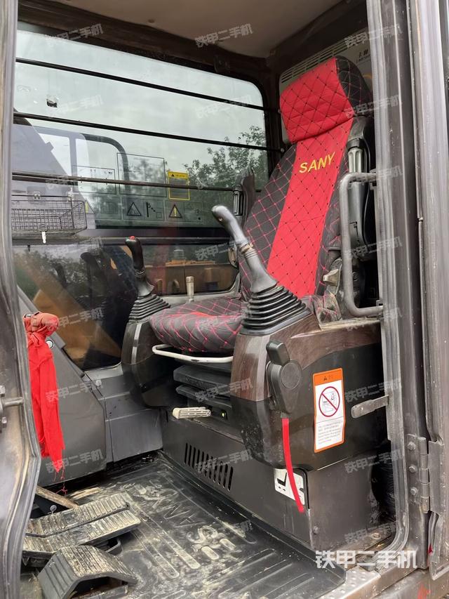 駕駛室整體(整機(jī)外觀) 駕駛室整體(整機(jī)外觀)