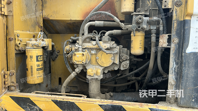 液压泵舱室正面整体（整机外观）