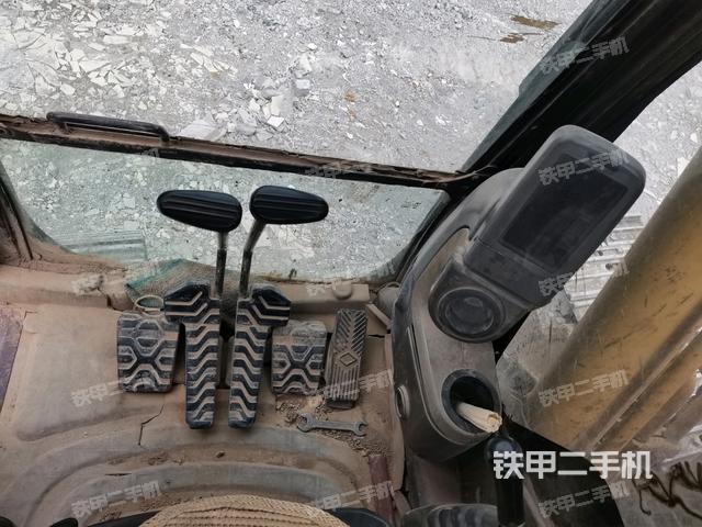 行走控制手柄和踏板?俯拍(駕駛室部分) 行走控制手柄和踏板?俯拍(駕駛室部分)
