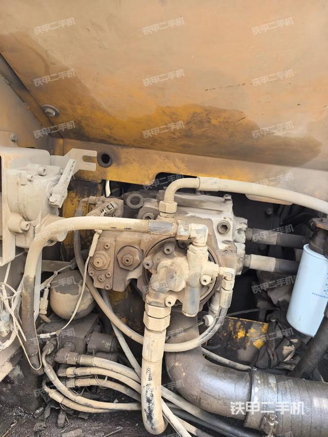 液壓泵艙室正面整體(整機(jī)外觀) 液壓泵艙室正面整體(整機(jī)外觀)