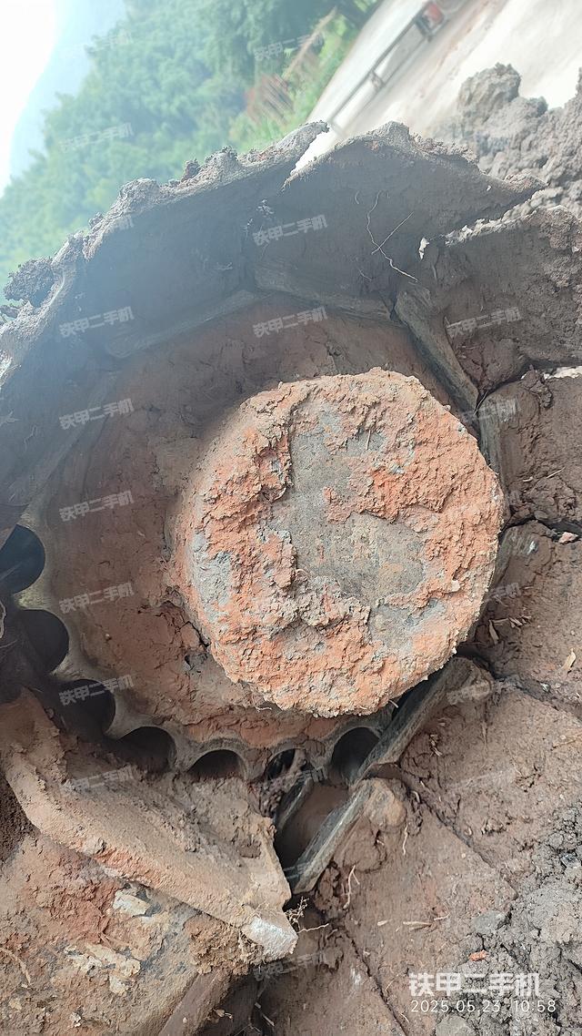 單側(cè)履帶整體(整機(jī)外觀) 單側(cè)履帶整體(整機(jī)外觀)