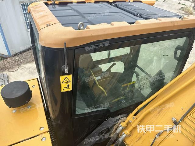 駕駛室頂部(整機(jī)外觀) 駕駛室頂部(整機(jī)外觀)