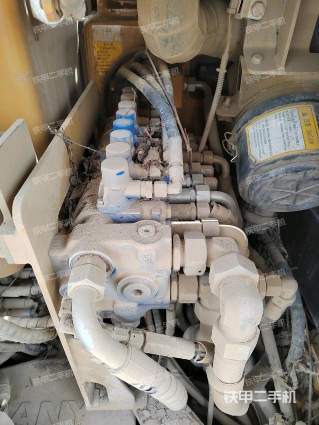 回转马达和主控阀(整机外观) 回转马达和主控阀(整机外观)