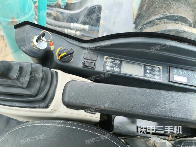 座椅左侧控制台/音响/含左手柄(驾驶室部分) 座椅左侧控制台/音响/含左手柄(驾驶室部分)