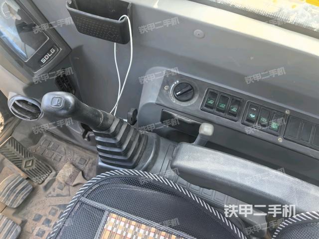 座椅左側(cè)控制臺/音響/含左手柄(駕駛室部分) 座椅左側(cè)控制臺/音響/含左手柄(駕駛室部分)