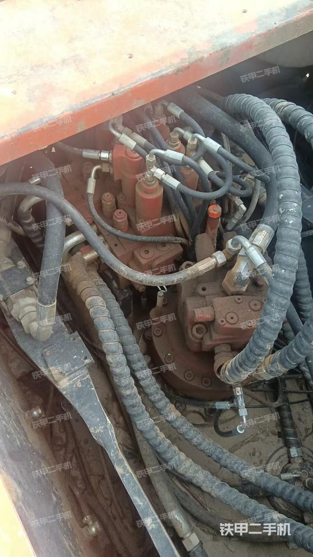 回转马达和主控阀（整机外观）