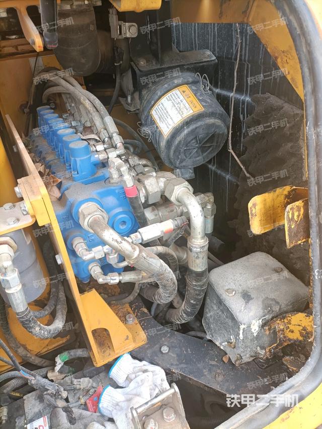 回转马达和主控阀(整机外观) 回转马达和主控阀(整机外观)