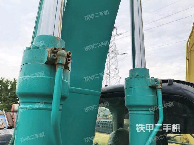 大臂油缸整体 竖拍(工作和回转装置) 大臂油缸整体 竖拍(工作和回转装置)