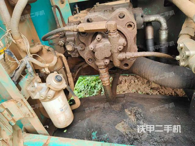 液壓泵艙室正面整體(整機(jī)外觀) 液壓泵艙室正面整體(整機(jī)外觀)