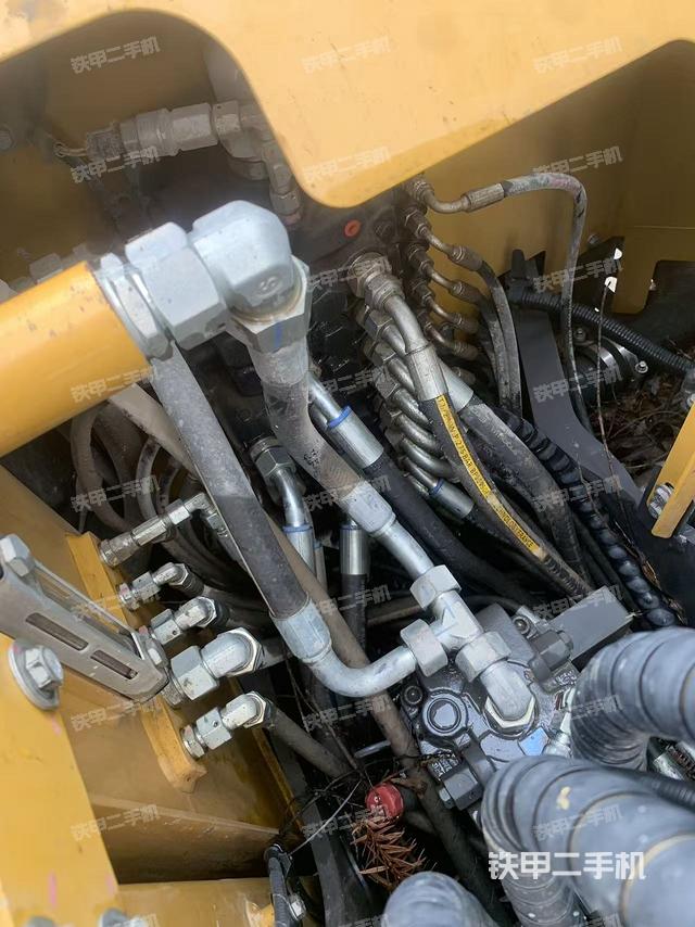 回轉(zhuǎn)馬達(dá)和主控閥(整機(jī)外觀) 回轉(zhuǎn)馬達(dá)和主控閥(整機(jī)外觀)