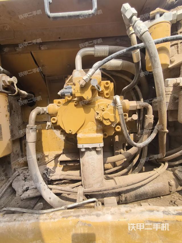 液压泵舱室正面整体(整机外观) 液压泵舱室正面整体(整机外观)