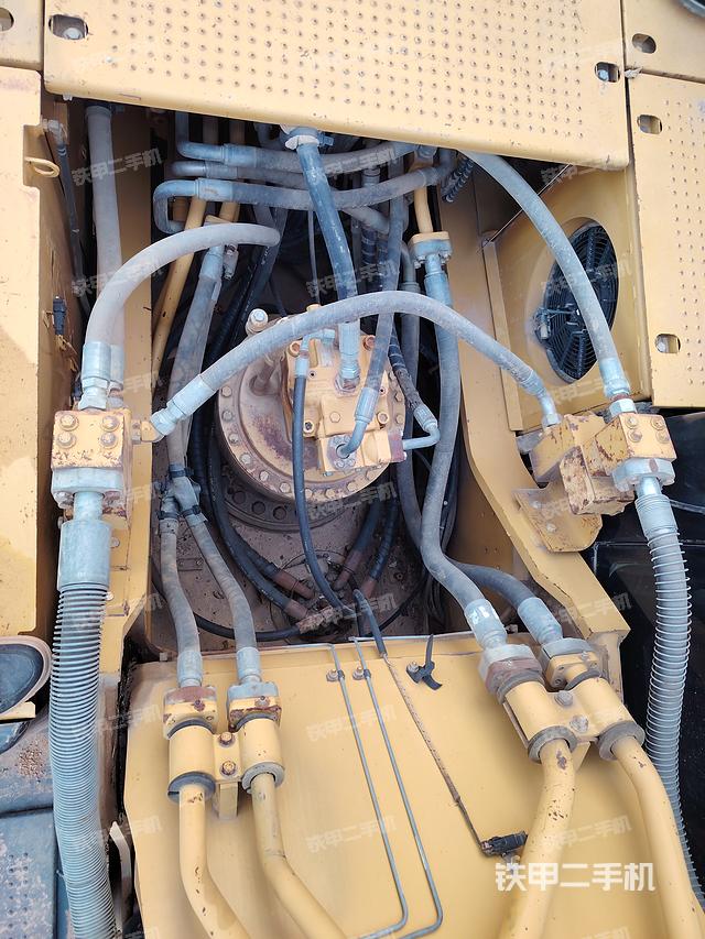 回转马达和主控阀（整机外观）