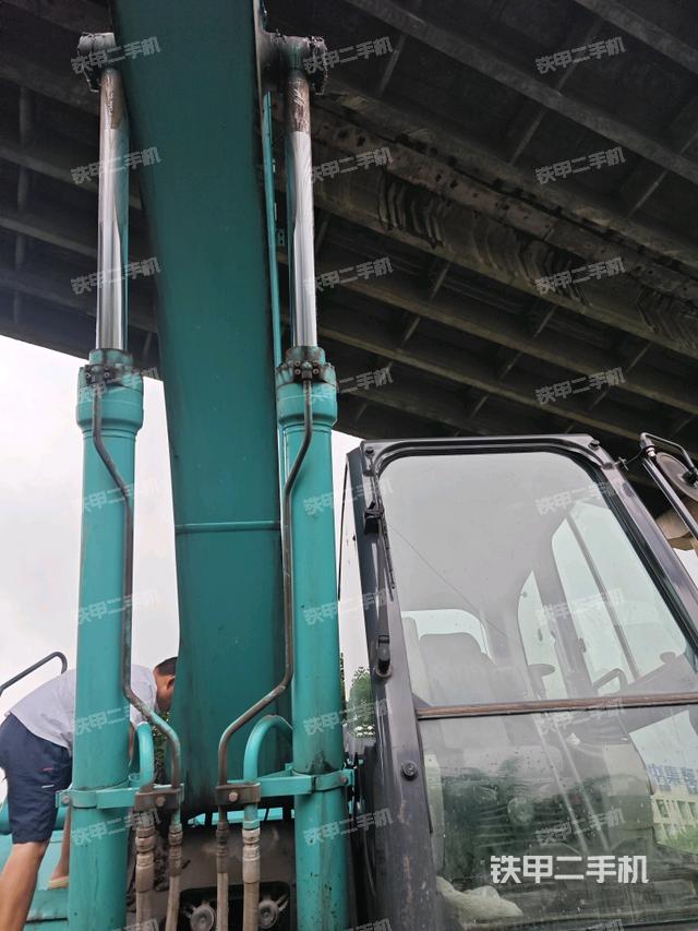 大臂油缸整體?豎拍（工作和回轉(zhuǎn)裝置）