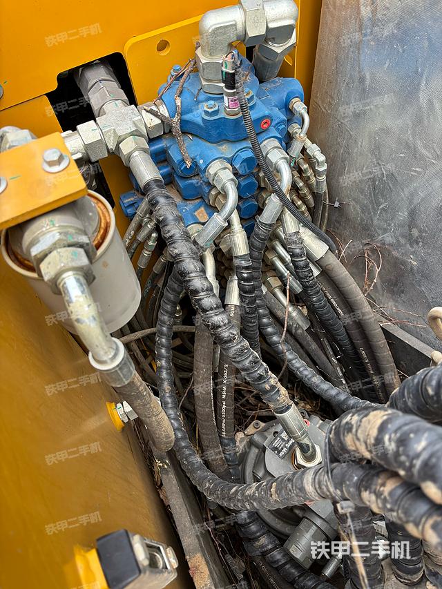 回转马达和主控阀（整机外观）