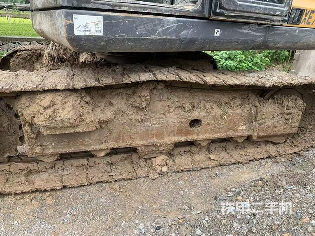 單側(cè)履帶整體(整機(jī)外觀) 單側(cè)履帶整體(整機(jī)外觀)