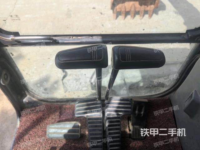 行走控制手柄和踏板?俯拍(駕駛室部分) 行走控制手柄和踏板?俯拍(駕駛室部分)