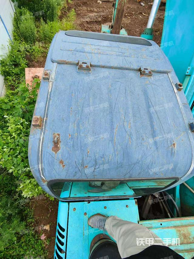 駕駛室頂部(整機(jī)外觀) 駕駛室頂部(整機(jī)外觀)
