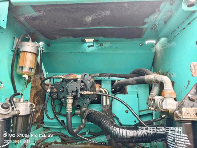 液壓泵艙室正面整體(整機(jī)外觀) 液壓泵艙室正面整體(整機(jī)外觀)