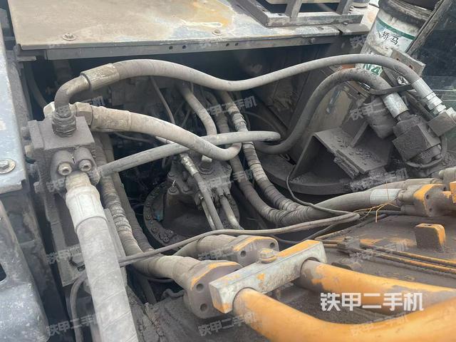 回转马达和主控阀(整机外观) 回转马达和主控阀(整机外观)