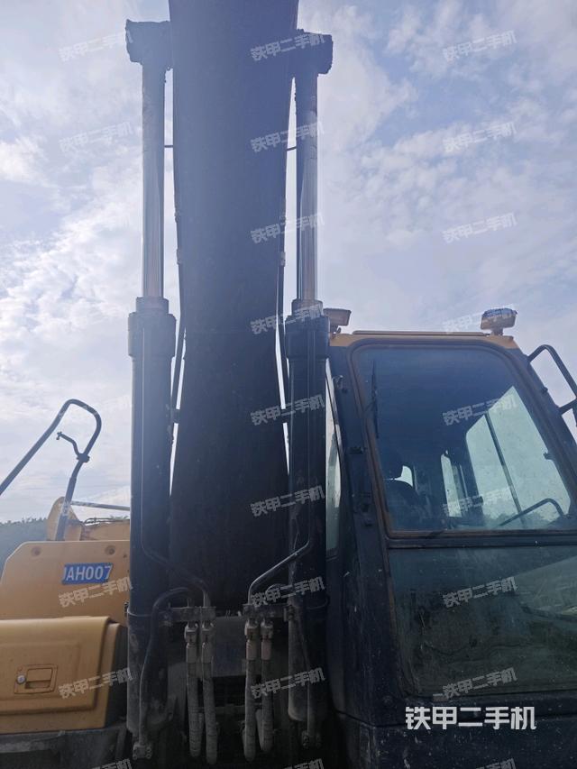 大臂油缸整体 竖拍（工作和回转装置）