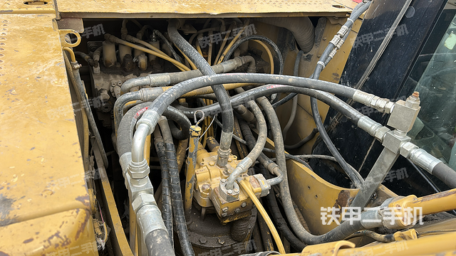 回转马达和主控阀（整机外观）