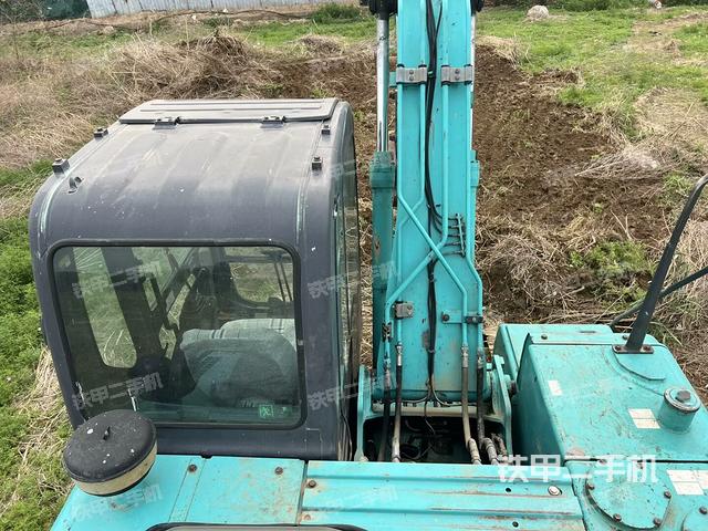 駕駛室頂部(整機外觀) 駕駛室頂部(整機外觀)