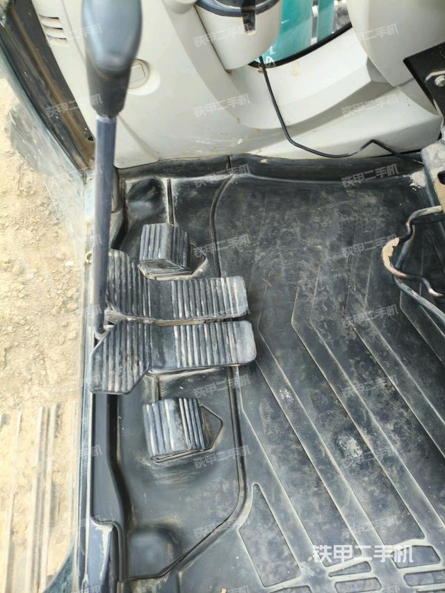 行走控制手柄和踏板 俯拍(驾驶室部分) 行走控制手柄和踏板 俯拍(驾驶室部分)