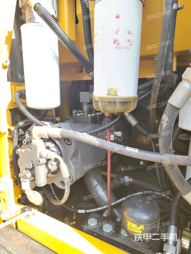 液壓泵艙室正面整體(整機(jī)外觀) 液壓泵艙室正面整體(整機(jī)外觀)