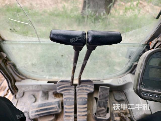行走控制手柄和踏板?俯拍(駕駛室部分) 行走控制手柄和踏板?俯拍(駕駛室部分)