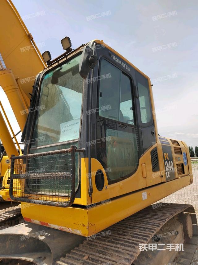 駕駛室整體(整機(jī)外觀) 駕駛室整體(整機(jī)外觀)