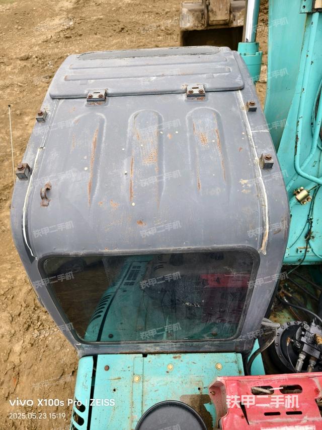 駕駛室頂部(整機(jī)外觀) 駕駛室頂部(整機(jī)外觀)