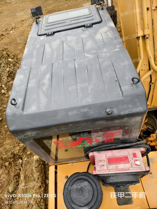 駕駛室頂部(整機(jī)外觀) 駕駛室頂部(整機(jī)外觀)