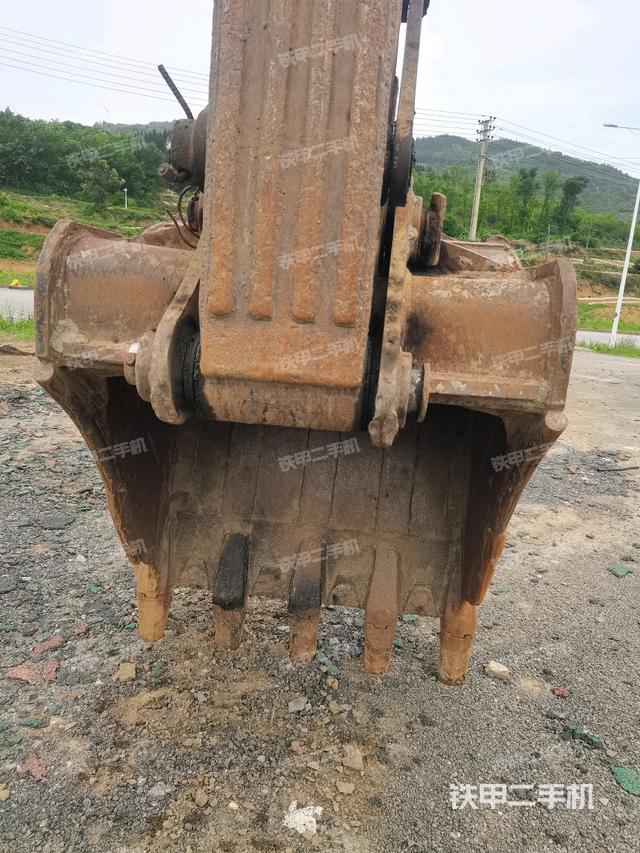 鏟斗右后整體(工作和回轉(zhuǎn)裝置) 鏟斗右后整體(工作和回轉(zhuǎn)裝置)