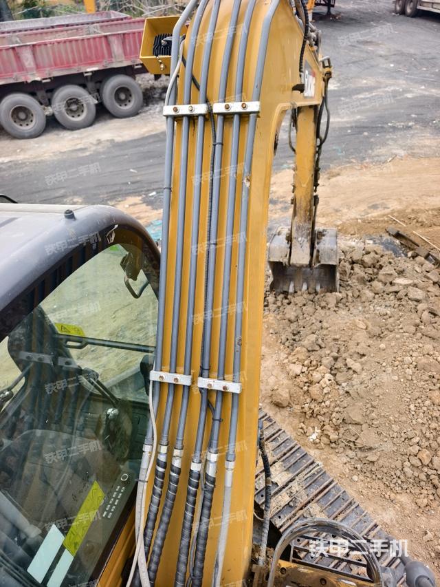 大臂背部俯视(工作和回转装置) 大臂背部俯视(工作和回转装置)