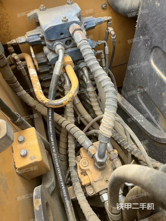 回轉(zhuǎn)馬達(dá)和主控閥(整機(jī)外觀) 回轉(zhuǎn)馬達(dá)和主控閥(整機(jī)外觀)