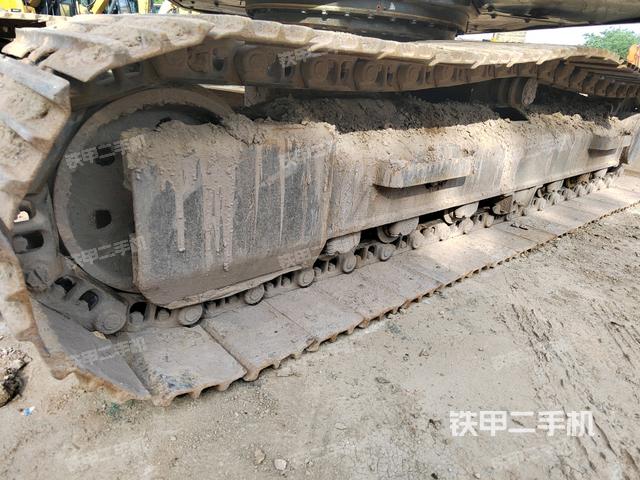 單側(cè)履帶整體(整機(jī)外觀) 單側(cè)履帶整體(整機(jī)外觀)