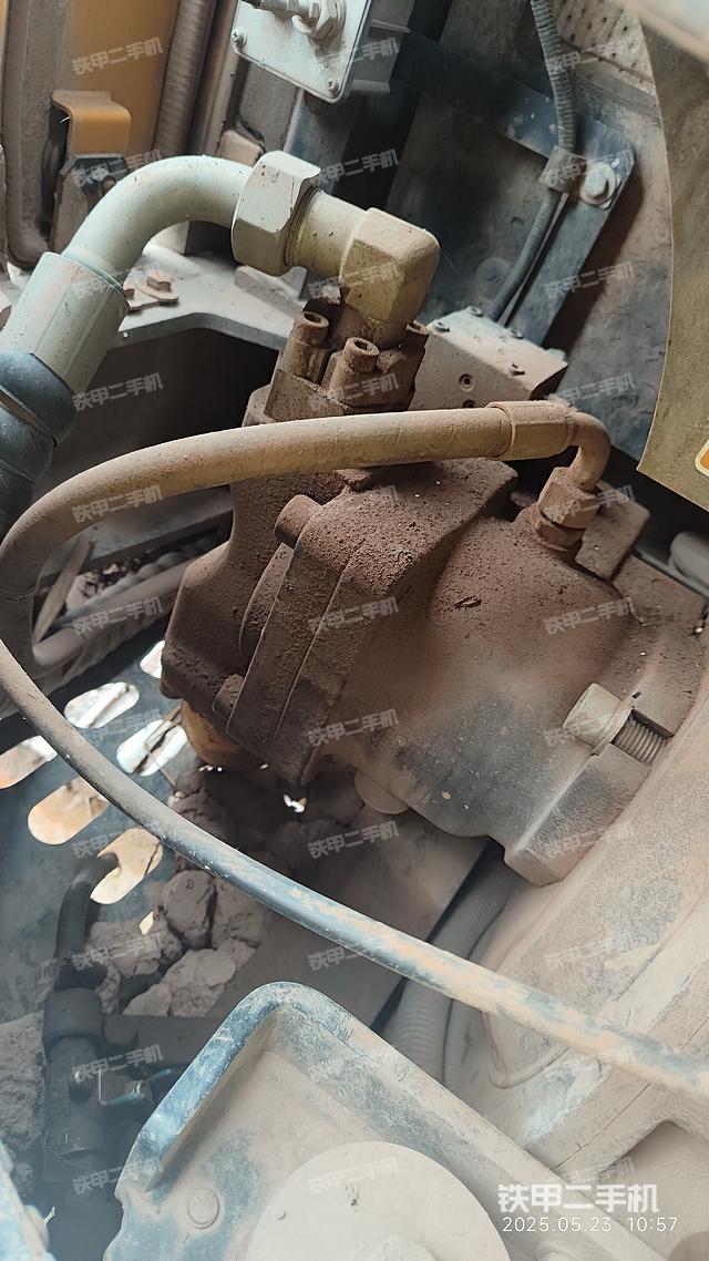 液壓泵艙室正面整體(整機(jī)外觀) 液壓泵艙室正面整體(整機(jī)外觀)
