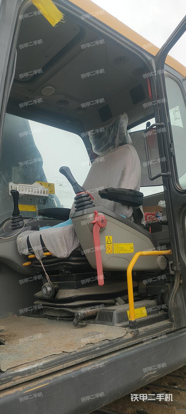 駕駛室整體(整機(jī)外觀) 駕駛室整體(整機(jī)外觀)