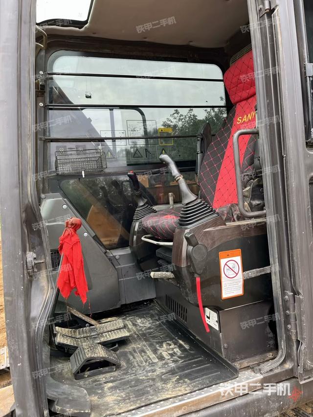 駕駛室頂部(整機(jī)外觀) 駕駛室頂部(整機(jī)外觀)