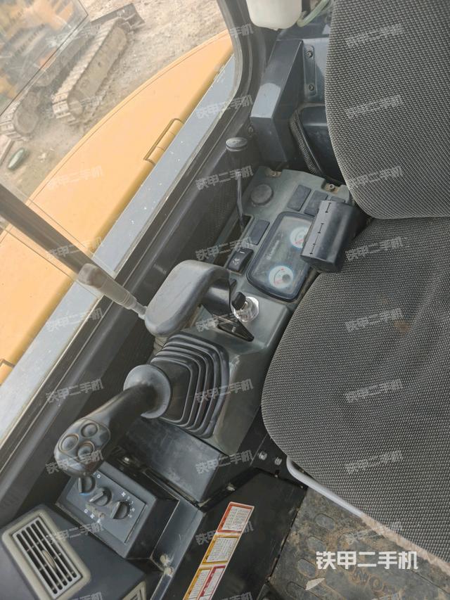 座椅右侧控制台/钥匙门/油门/含右手柄(驾驶室部分) 座椅右侧控制台/钥匙门/油门/含右手柄(驾驶室部分)