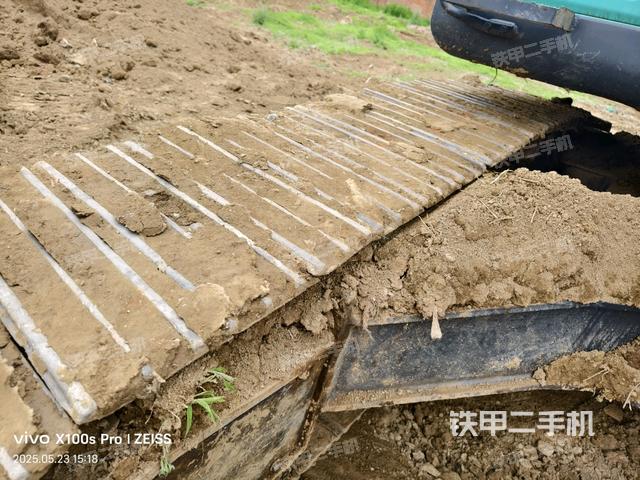 單側(cè)履帶整體(整機(jī)外觀) 單側(cè)履帶整體(整機(jī)外觀)