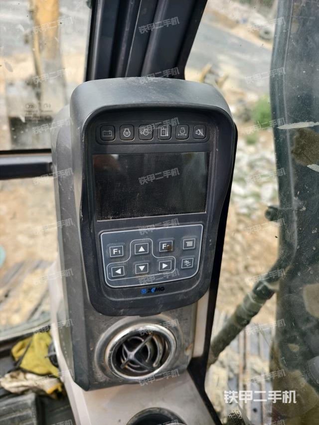 显示屏 (驾驶室部分) 显示屏 (驾驶室部分)