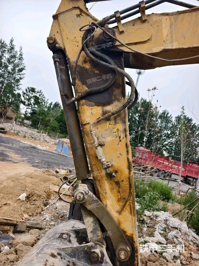 小臂整体左后(工作和回转装置) 小臂整体左后(工作和回转装置)