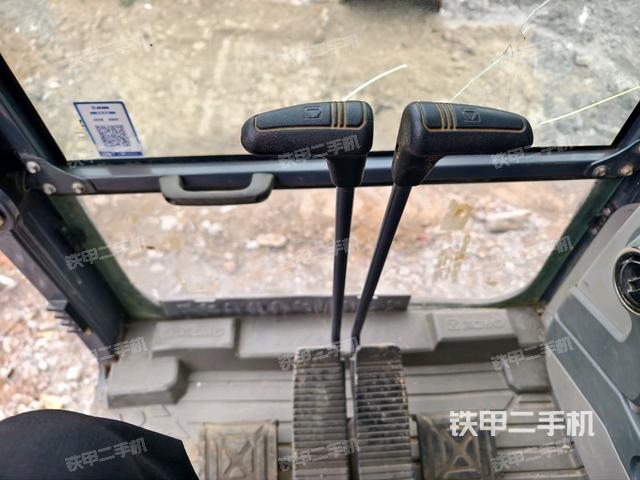 行走控制手柄和踏板?俯拍(駕駛室部分) 行走控制手柄和踏板?俯拍(駕駛室部分)
