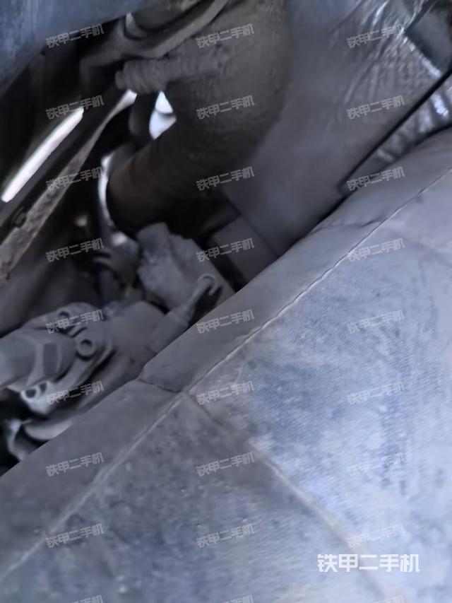 液压泵舱室正面整体（整机外观）