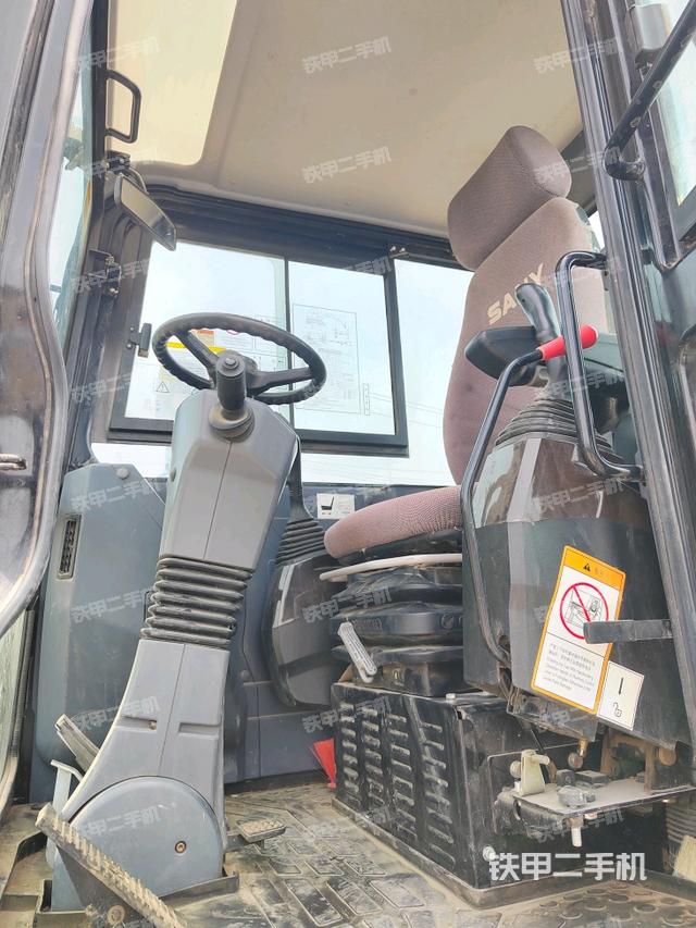 驾驶室整体(整机外观) 驾驶室整体(整机外观)