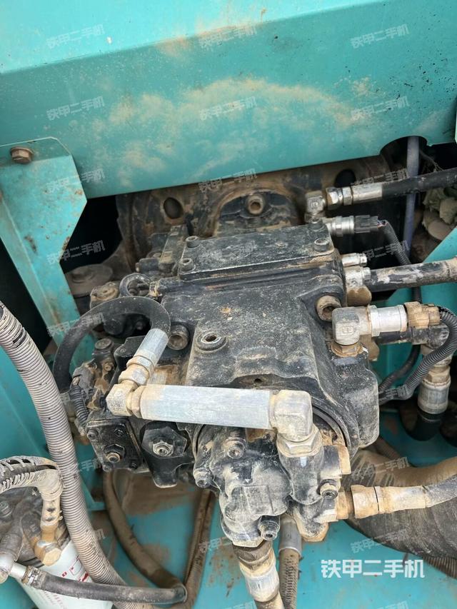 液壓泵艙室正面整體(整機外觀) 液壓泵艙室正面整體(整機外觀)