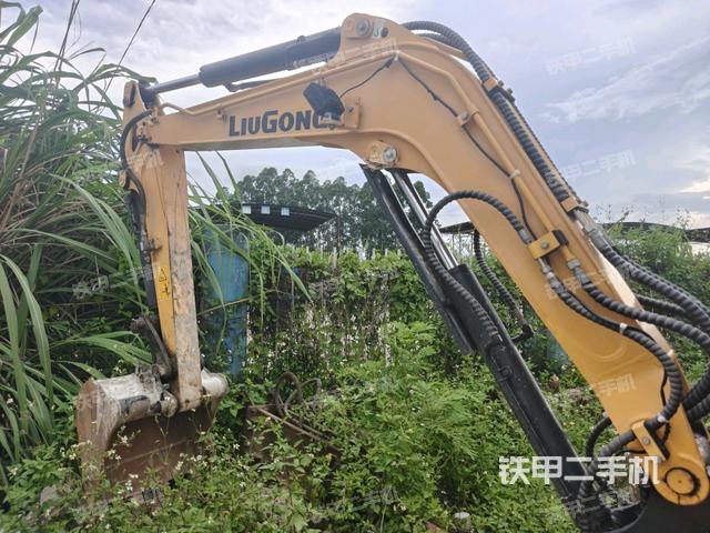 大臂整体 右侧(工作和回转装置) 大臂整体 右侧(工作和回转装置)